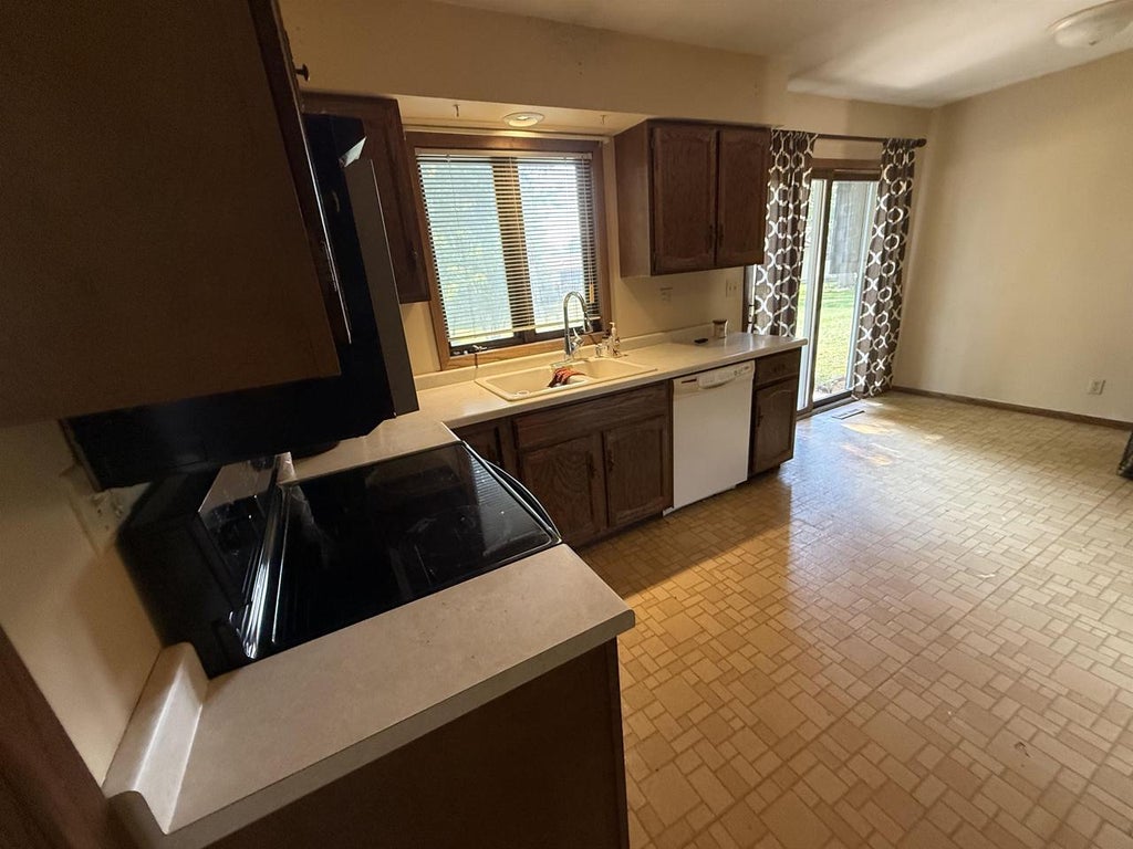 Photo of 1200 E 21st STREET, Marshfield, WI 54449 (MLS # 22604229)