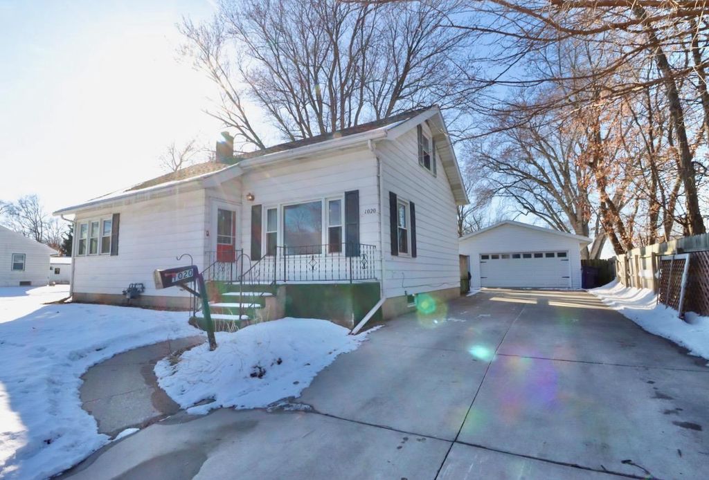 Photo of 1020 Beloit AVENUE, Janesville, WI 53546 (MLS # 2016079)