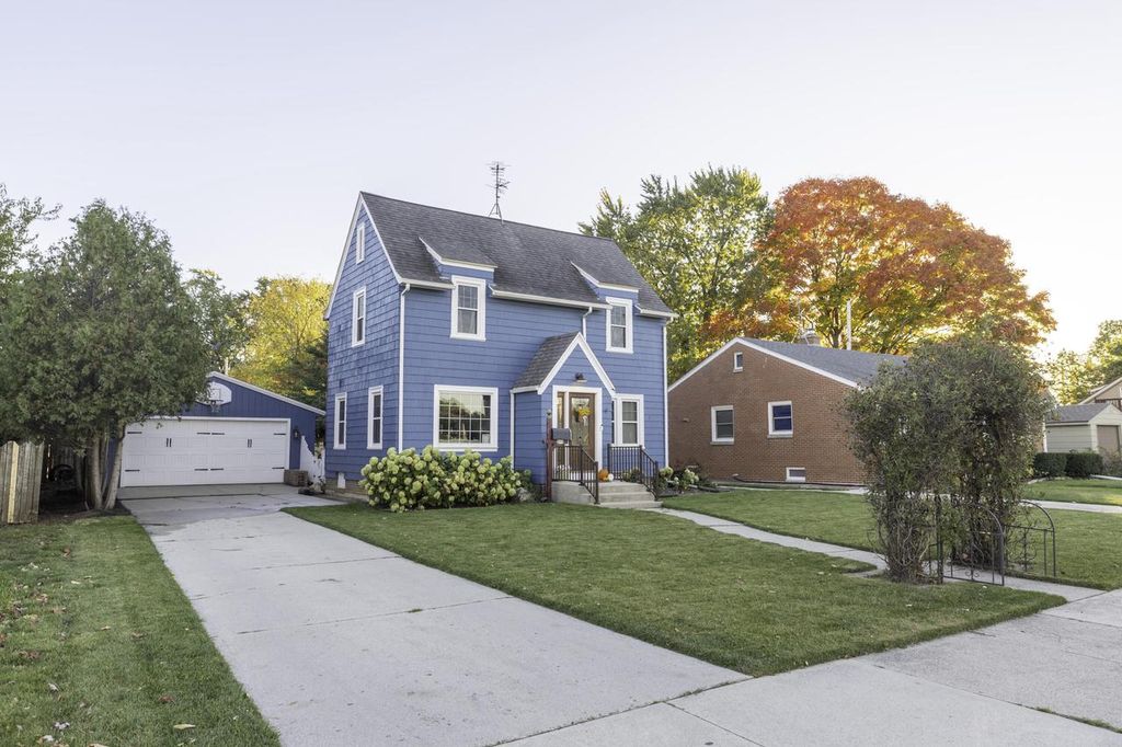 Photo of 915 North AVENUE, Sheboygan, WI 53083 (MLS # 1945692)