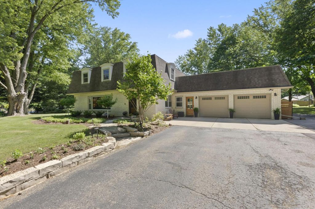 Photo of N8104 LaSalle CIRCLE, Oconomowoc, WI 53066 (MLS # 1967617)
