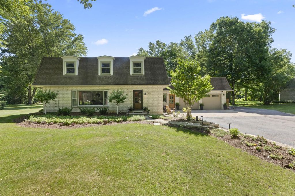 Photo of N8104 LaSalle CIRCLE, Oconomowoc, WI 53066 (MLS # 1967617)