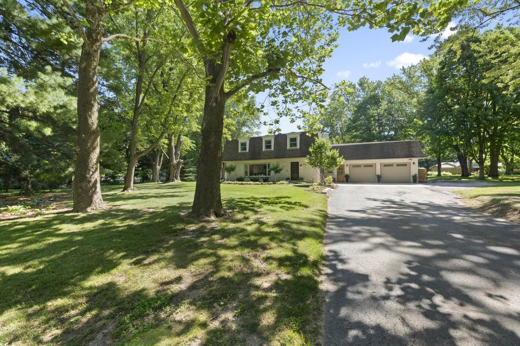 Photo of N8104 LaSalle CIRCLE, Oconomowoc, WI 53066 (MLS # 1967617)