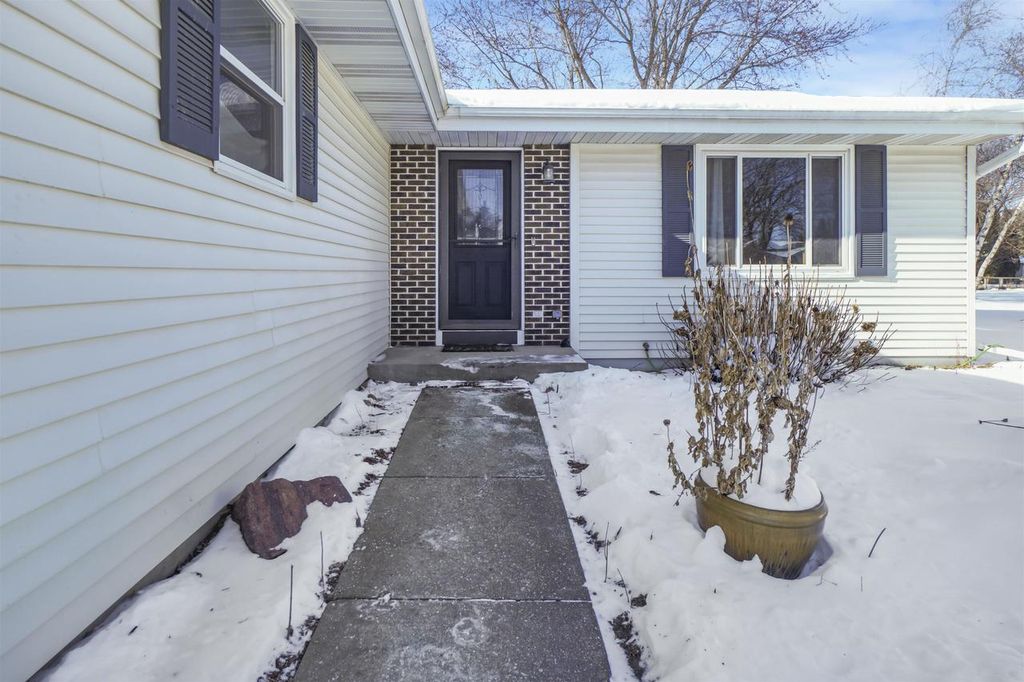 Photo of 2111 Browning DRIVE, Janesville, WI 53546 (MLS # 2015617)