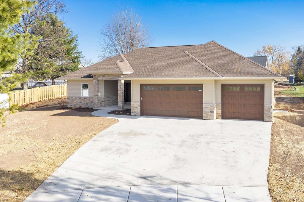 Photo of 475 Earnhardt COURT, Green Bay, WI 54311 (MLS # 50318636)