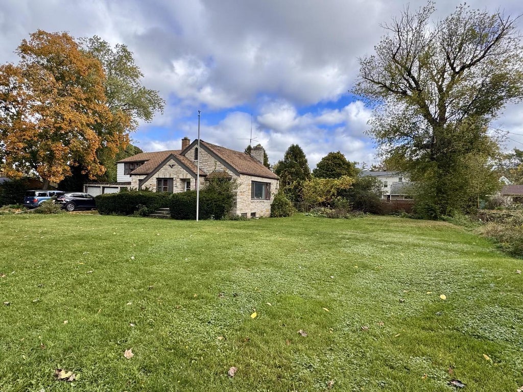 Photo of 728 N 116th STREET, Wauwatosa, WI 53226 (MLS # 1985302)