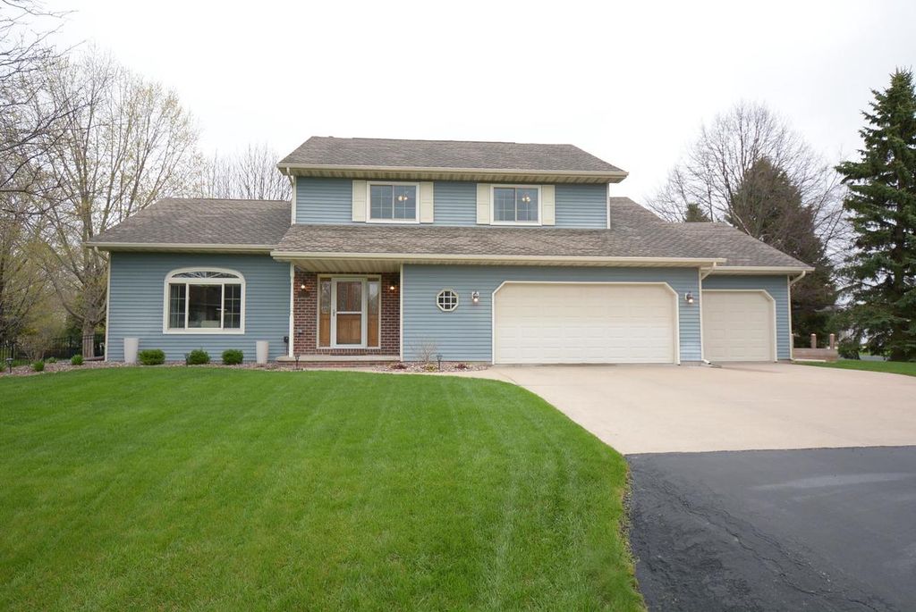 Photo of 140 Overland TRAIL, Oshkosh, WI 54904 (MLS # 50324586)