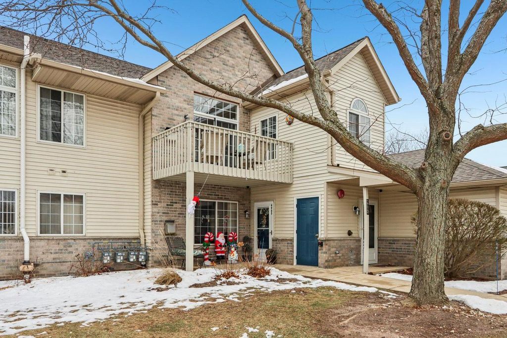 Photo of 4961 W Maple Leaf CIRCLE, Greenfield, WI 53220 (MLS # 1945633)
