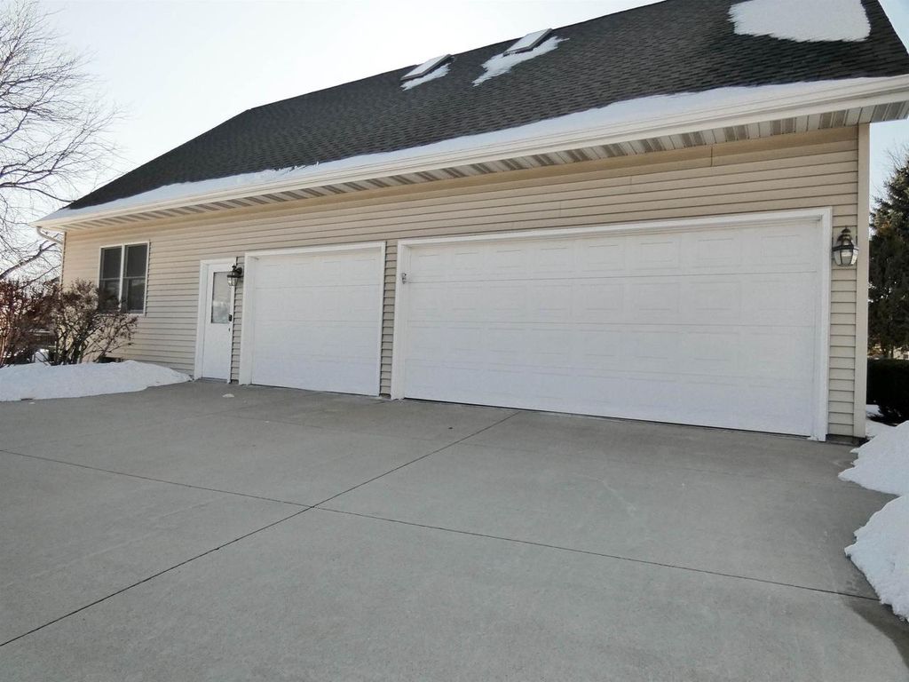 Photo of 125 E Wayfarer LANE, Appleton, WI 54913 (MLS # 50321034)