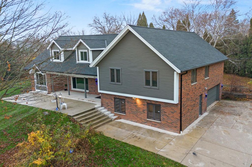 Photo of 2003 S Valley Spring DRIVE, New Berlin, WI 53151 (MLS # 1943523)