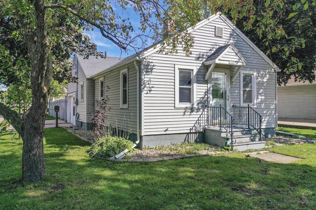 Photo of 1722 W Murdock AVENUE, Oshkosh, WI 54901 (MLS # 50333188)