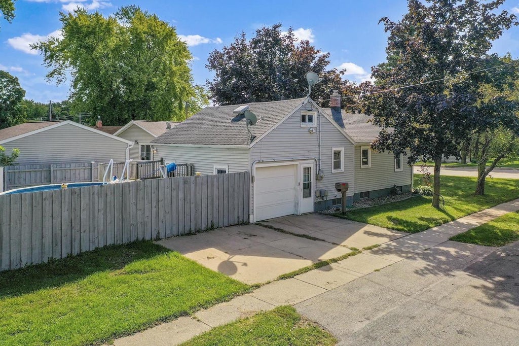 Photo of 1722 W Murdock AVENUE, Oshkosh, WI 54901 (MLS # 50333188)