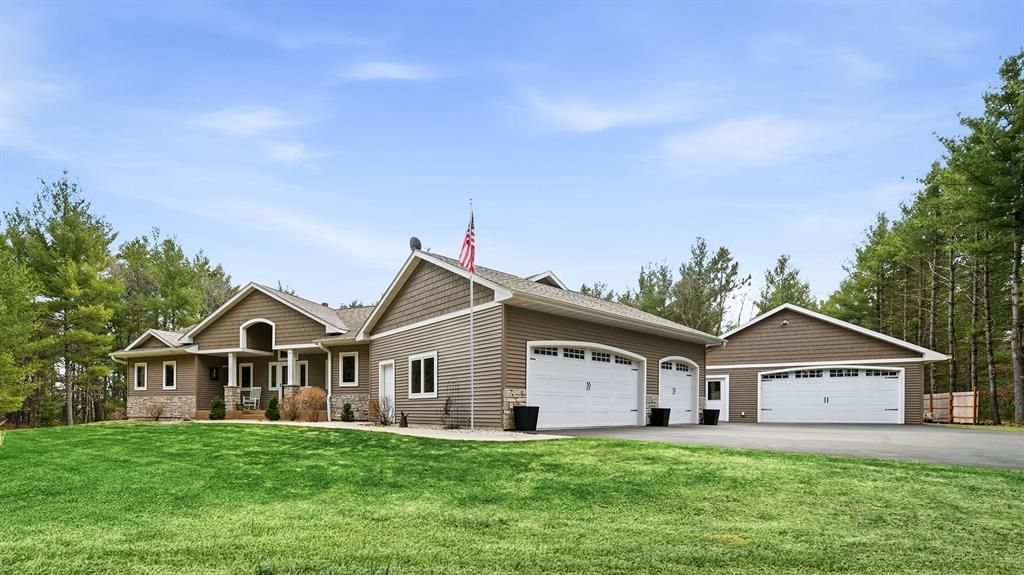 Photo of 909 Thistle LANE, Eau Claire, WI 54703 (MLS # 1599640)