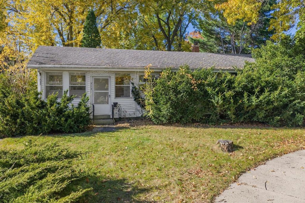 Photo of 313 Bluff View COURT, Portage, WI 53901 (MLS # 2012211)