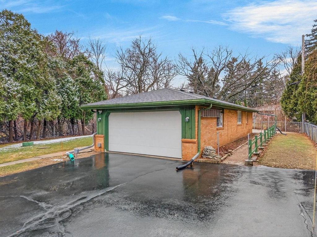 Photo of W231S2543 Racine AVENUE, Waukesha, WI 53186 (MLS # 1953689)