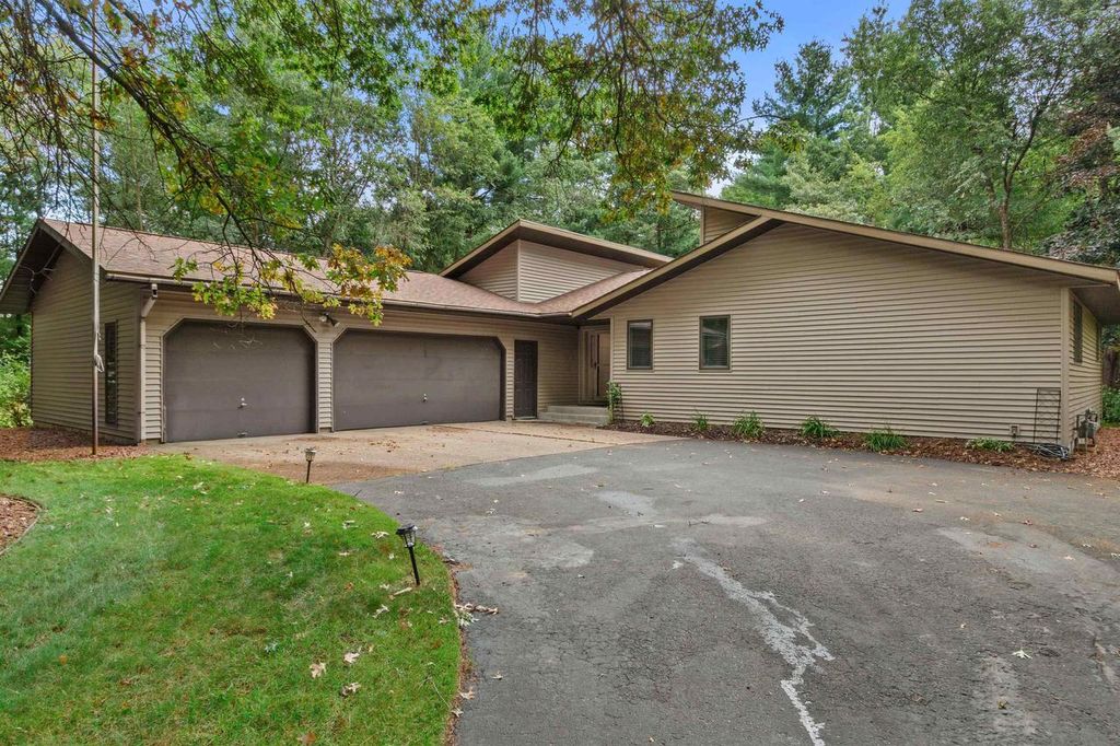 Photo of 313 Woodland DRIVE, Stevens Point, WI 54482 (MLS # 22601752)