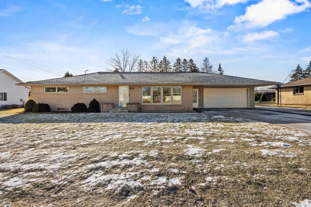 Photo of 413 Birchwood DRIVE, Francis Creek, WI 54214 (MLS # 50320090)