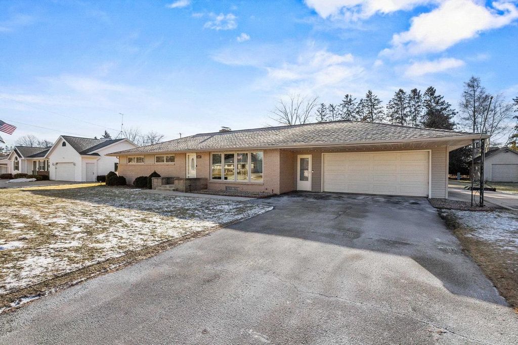 Photo of 413 Birchwood DRIVE, Francis Creek, WI 54214 (MLS # 50320090)