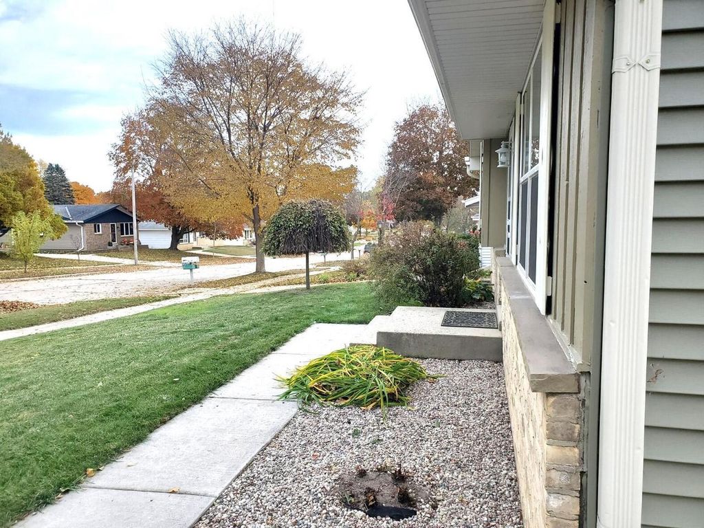 Photo of 628 Victoria STREET, West Bend, WI 53090 (MLS # 1942128)