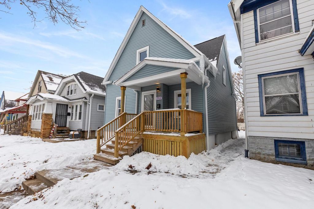 Photo of 2908 W Clarke STREET, Milwaukee, WI 53210 (MLS # 1945161)