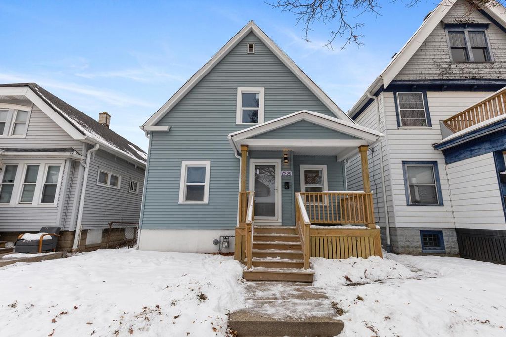 Photo of 2908 W Clarke STREET, Milwaukee, WI 53210 (MLS # 1945161)