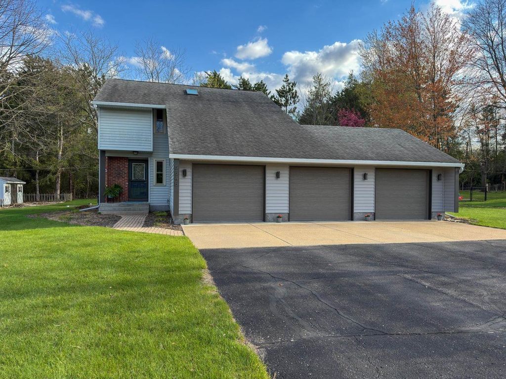 Photo of 5545 Riverview COURT, Stevens Point, WI 54482 (MLS # 22602113)