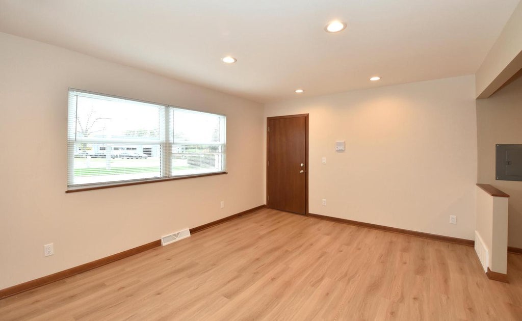 Photo of 3050 W Fardale AVENUE, Milwaukee, WI 53221 (MLS # 1984948)