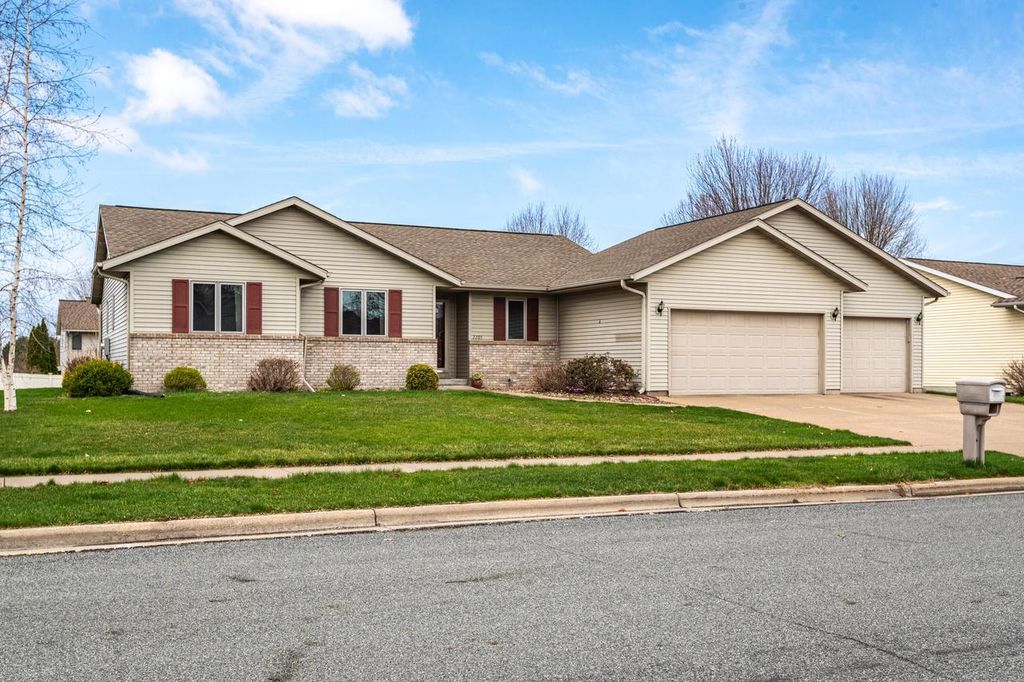 Photo of 2205 Greenview LANE, Onalaska, WI 54650 (MLS # 1957469)