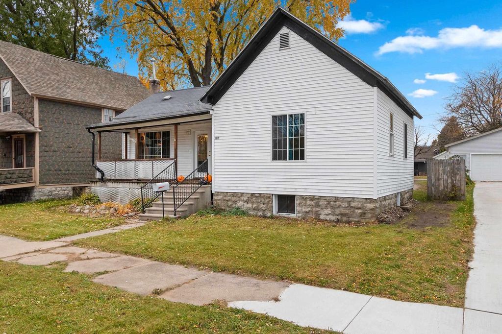 Photo of 1011 Blaine STREET, Marinette, WI 54143 (MLS # 50317834)