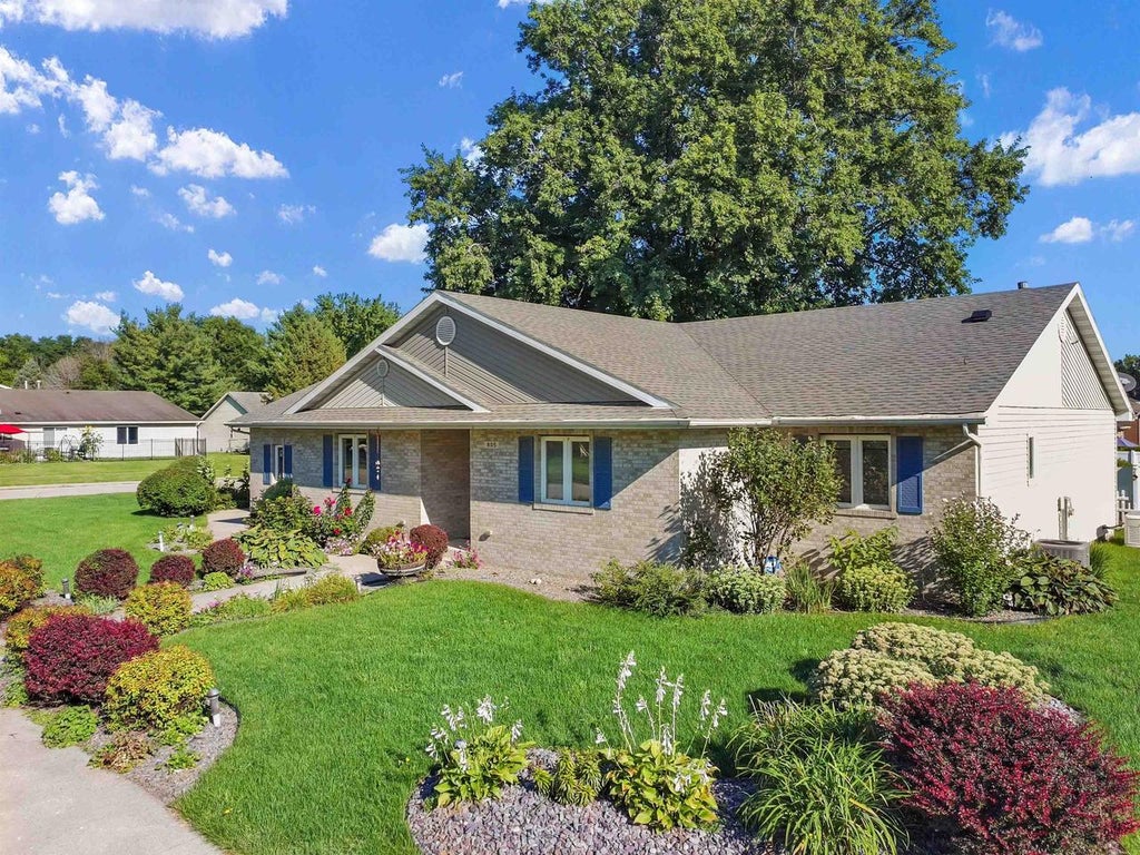 Photo of 805 Hawthorne AVENUE, Janesville, WI 53545 (MLS # 2031708)
