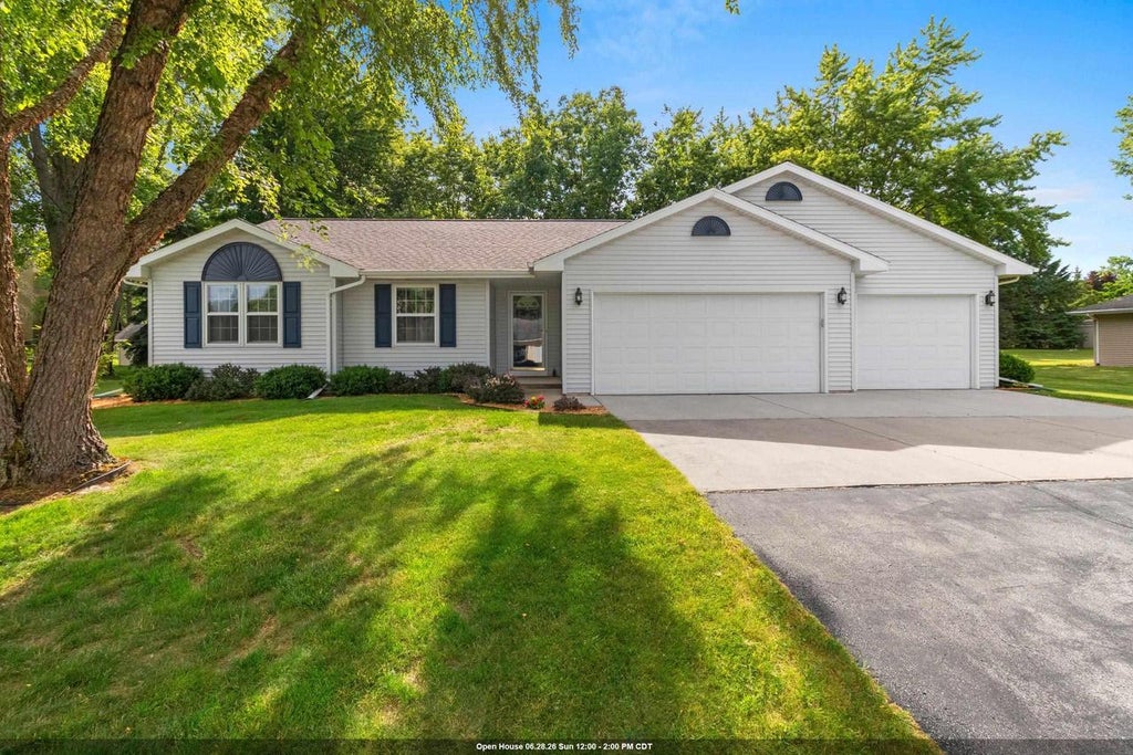 Photo of 3125 Woodland Reserve LANE, Green Bay, WI 54313 (MLS # 50328179)