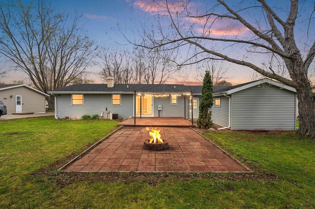 Photo of 205 Fairway STREET, Combined Locks, WI 54113 (MLS # 50324356)