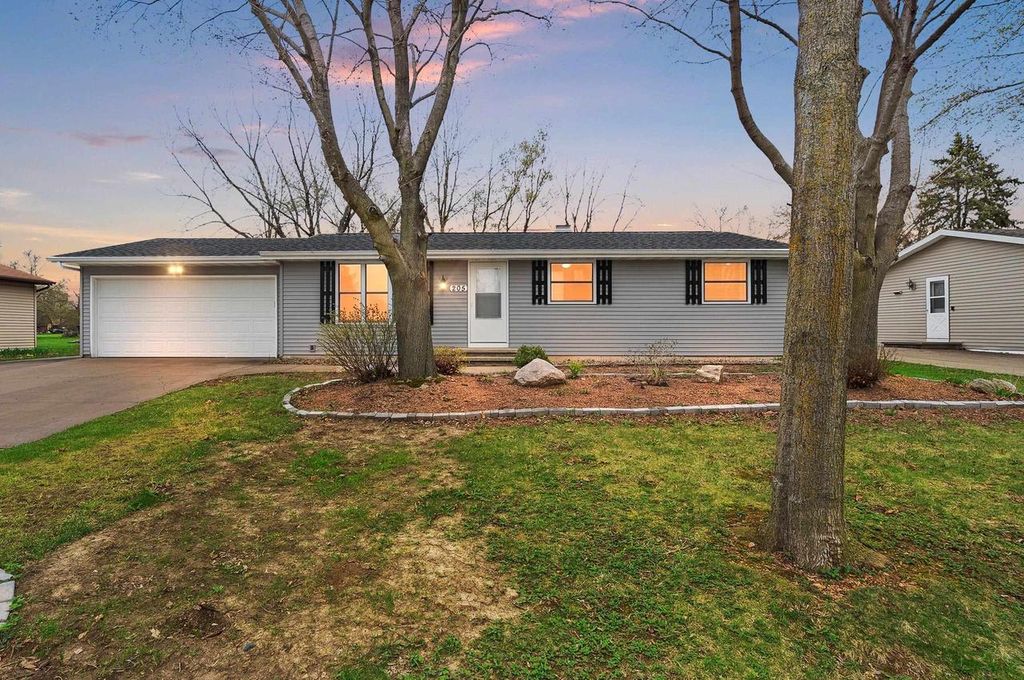 Photo of 205 Fairway STREET, Combined Locks, WI 54113 (MLS # 50324356)