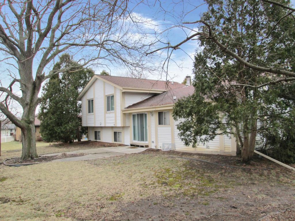 Photo of 15875 W Marietta DRIVE, New Berlin, WI 53151 (MLS # 1954452)