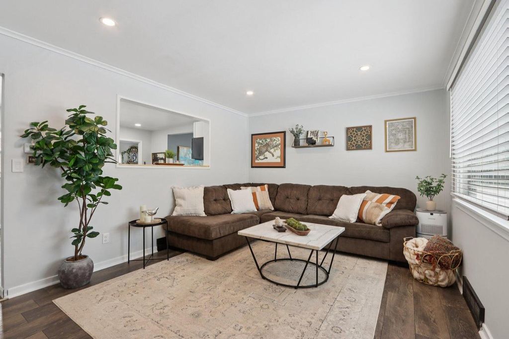 Photo of 433 W Martin LANE, Milwaukee, WI 53207 (MLS # 1947117)