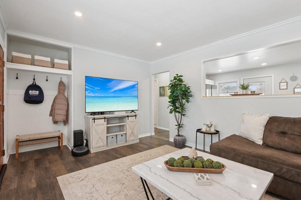 Photo of 433 W Martin LANE, Milwaukee, WI 53207 (MLS # 1947117)