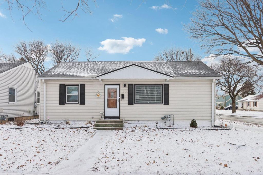 Photo of 433 W Martin LANE, Milwaukee, WI 53207 (MLS # 1947117)