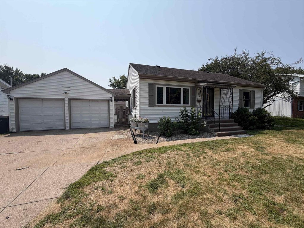 Photo of 512 Fairview WAY, Shawano, WI 54166 (MLS # 50329903)