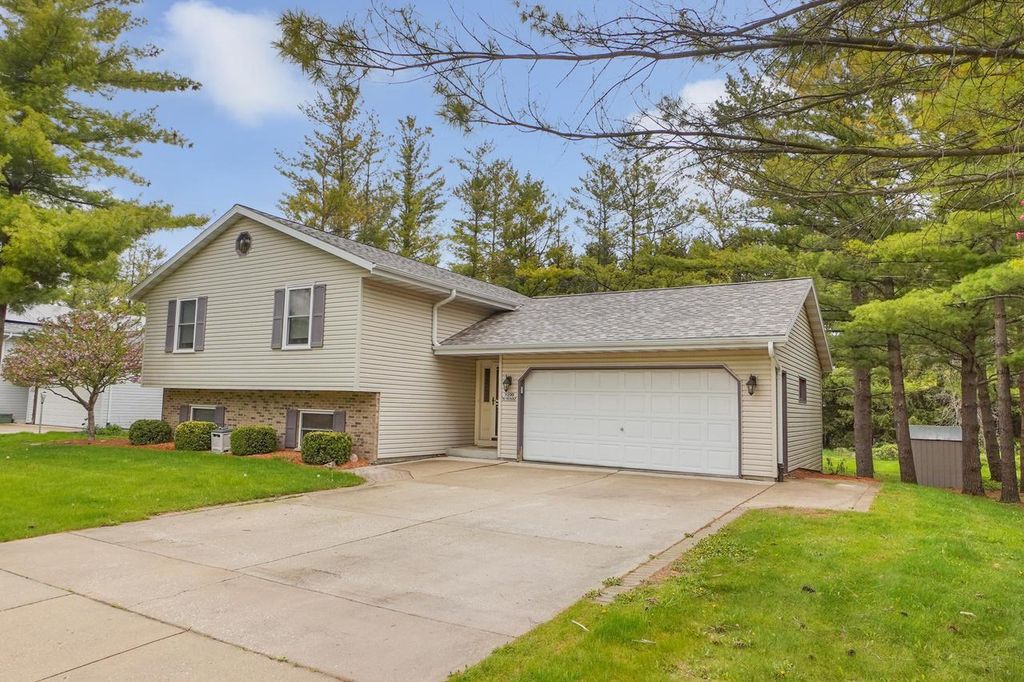 Photo of W200N16500 Pine DRIVE, Jackson, WI 53037 (MLS # 1962574)