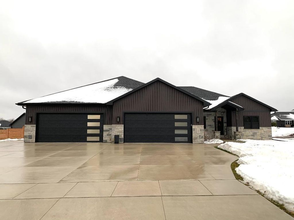 Photo of 2664 Chambers CROSSING, Green Bay, WI 54313 (MLS # 50319312)