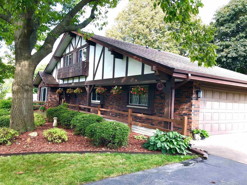 Photo of N58W26468 Mount du Lac DRIVE, Sussex, WI 53089 (MLS # 50316087)