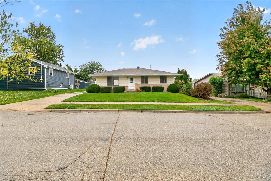 Photo of 2120 Hubbard STREET, Janesville, WI 53546 (MLS # 2034871)