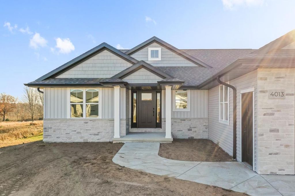 Photo of 4013 Antwerp AVENUE, Green Bay, WI 54313 (MLS # 50318584)