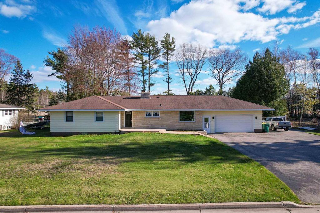 Photo of 929 Edgewood CIRCLE, Marinette, WI 54143 (MLS # 50324980)