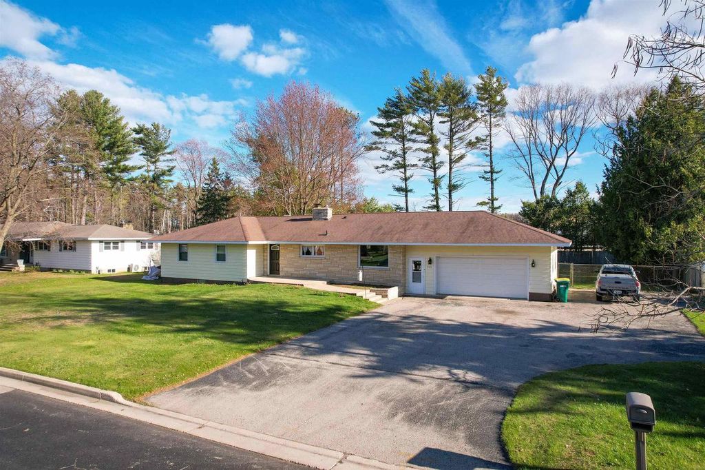 Photo of 929 Edgewood CIRCLE, Marinette, WI 54143 (MLS # 50324980)