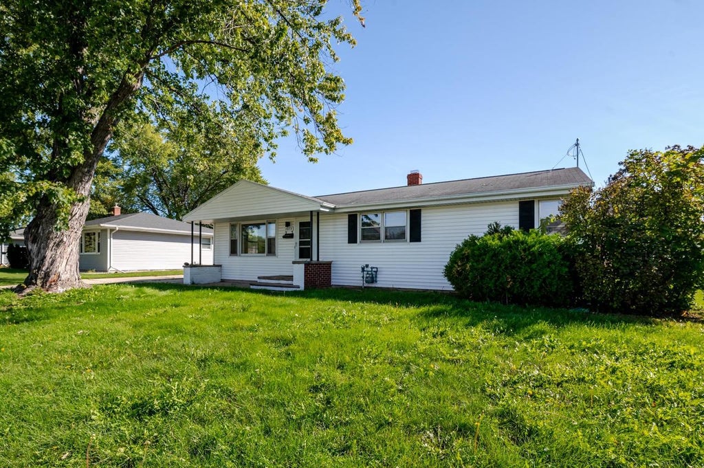 Photo of 1073 Suburban DRIVE, De Pere, WI 54115 (MLS # 50333309)