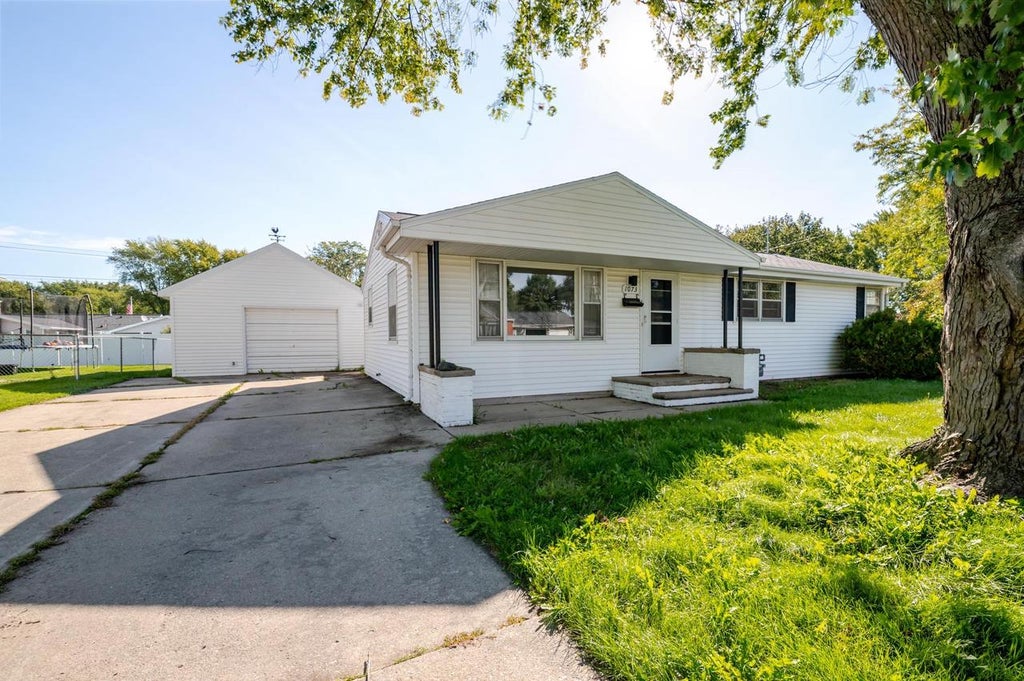 Photo of 1073 Suburban DRIVE, De Pere, WI 54115 (MLS # 50333309)