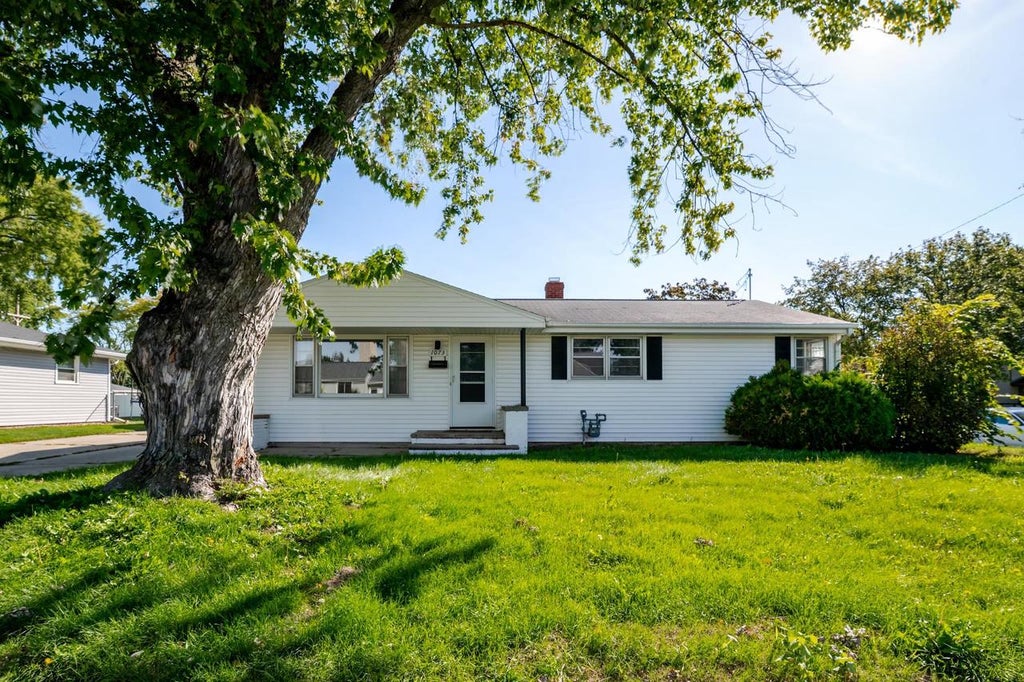 Photo of 1073 Suburban DRIVE, De Pere, WI 54115 (MLS # 50333309)