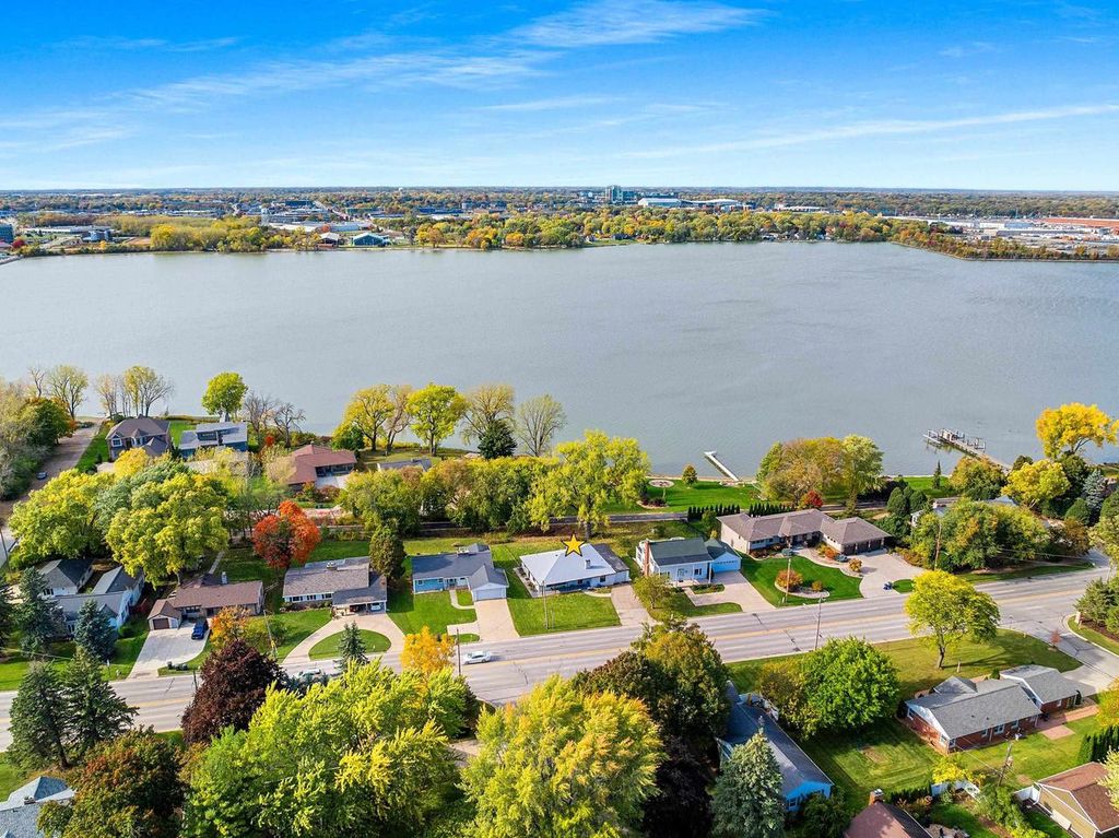 Photo of 2584 Riverside DRIVE, Green Bay, WI 54301 (MLS # 50317131)