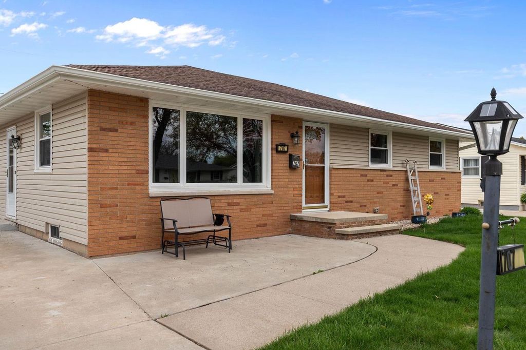 Photo of 707 S Joseph STREET, Appleton, WI 54915 (MLS # 50325335)