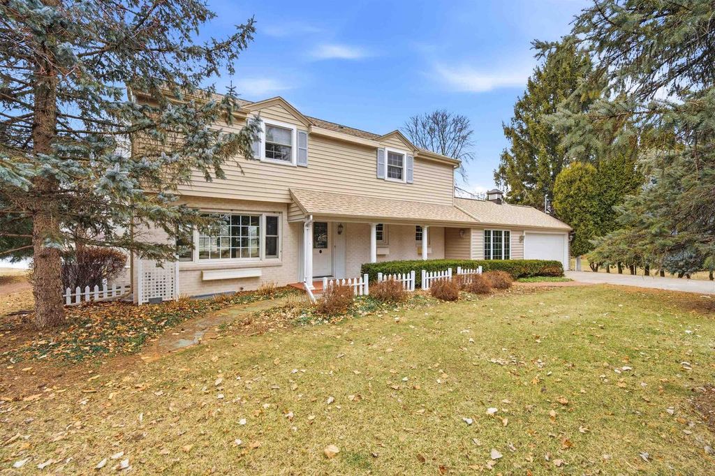 Photo of 1710 Lakeshore DRIVE, Menasha, WI 54952 (MLS # 50321869)